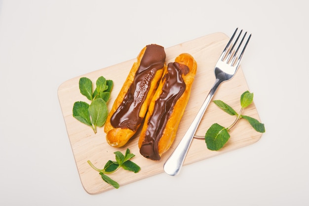 Eclairs sur plaque sur une table sur la lumière