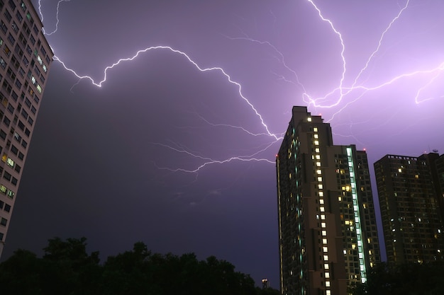 Des éclairs réels incroyables dans le ciel nocturne urbain