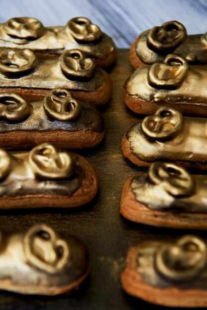 Eclairs remplis de glaçure dorée œuvre d'art culinaire