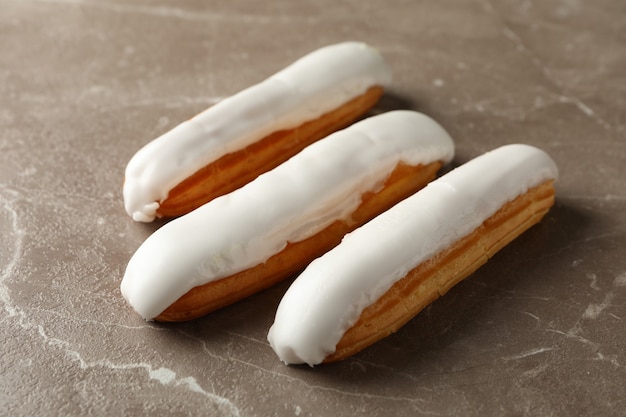 Photo Éclairs savoureux avec crème anglaise sur fond gris