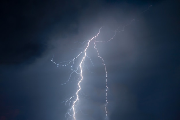 Photo les éclairs et le tonnerre frappent à la tempête d'été