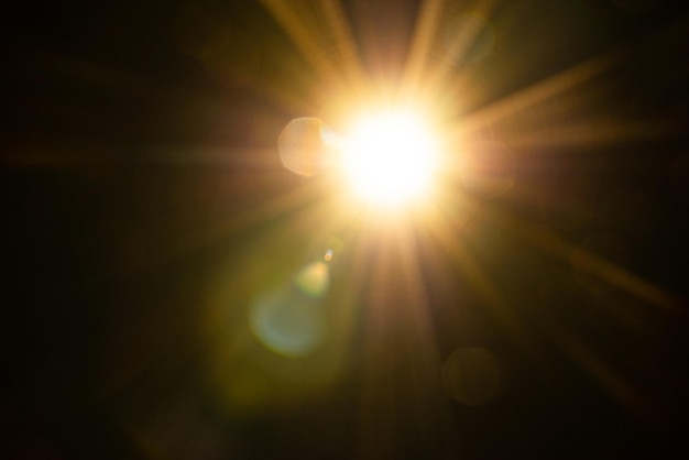 L'éclat du soleil sur le fond noir