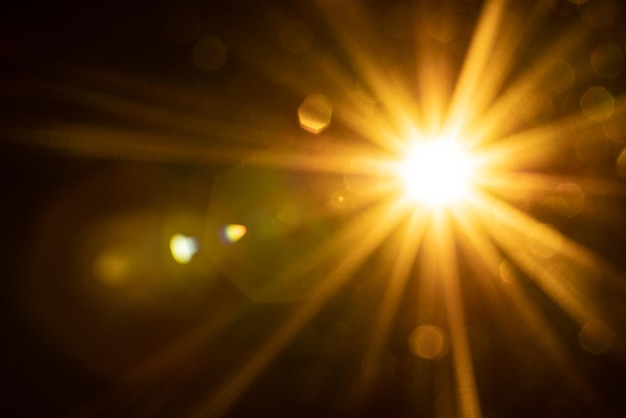 L'éclat du soleil sur le fond noir