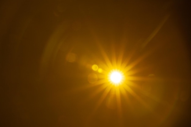 L'éclat du soleil sur le fond noir