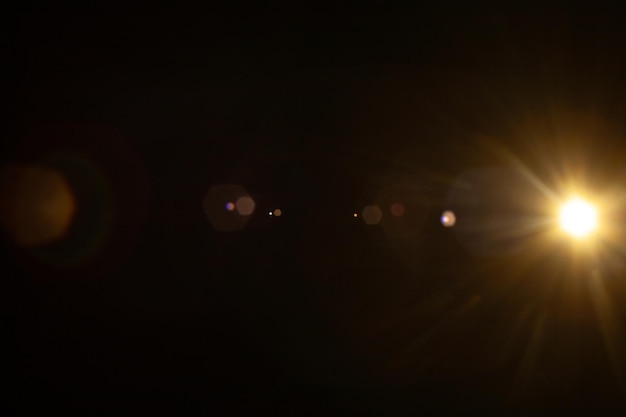 L'éclat du soleil sur le fond noir