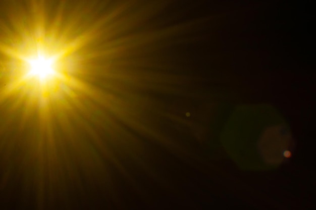 L'éclat du soleil sur le fond noir