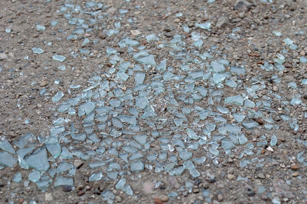 Des éclats de verre brisé au sol