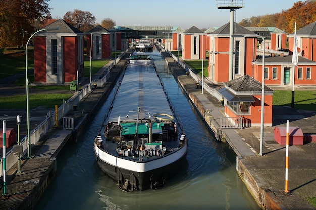 Écluse du canal à Hanovre en Allemagne