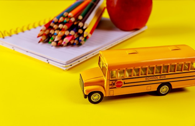 Photo École cocept fournitures pour l'école sur une surface jaune.