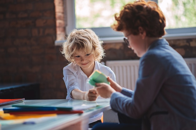 À l'école. Deux garçons jouant au jeu d & # 39; affaires dans la salle de classe