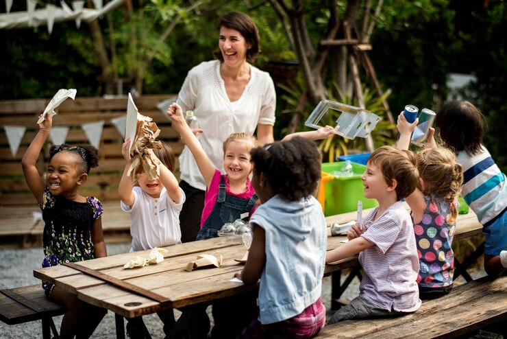 Photo école des enseignants et des enfants apprenant le jardinage écologique