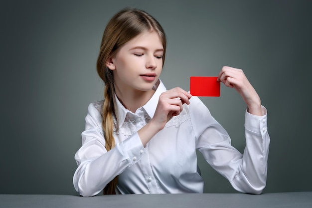 L'école est une école avec un carton rouge