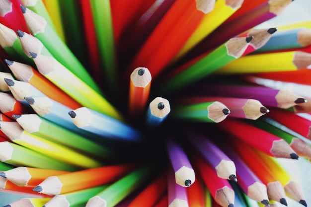 L&#39;école fournit des crayons de couleur dans une rangée.