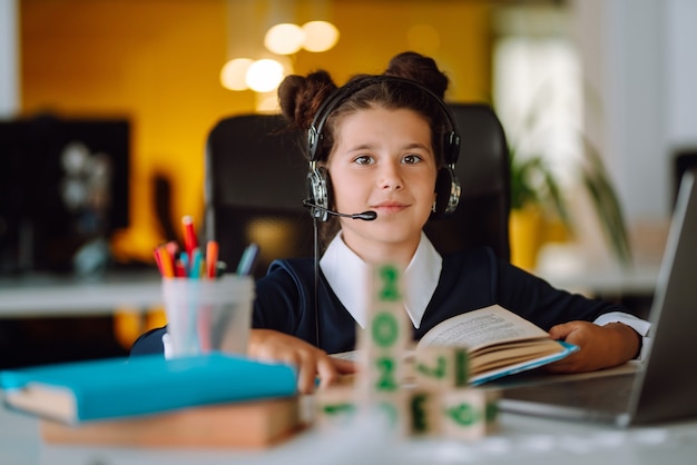 L'école à la maison pendant la quarantaine. Apprentissage à distance en ligne.