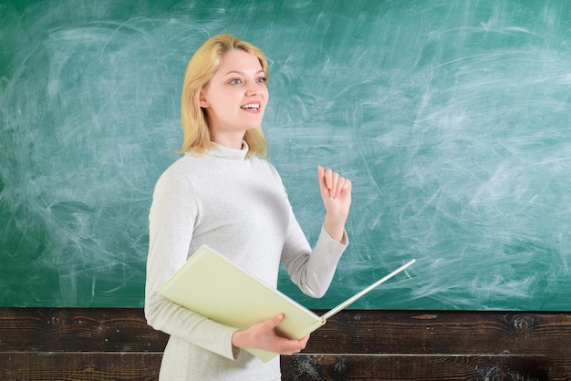 L'école. Retour à l'école. Le professeur donne la leçon. Science. Thème de l'éducation. Le professeur dit quelque chose. Cours. Conférence. Septembre. Salle de cours. Enseignant avec dossier. Éducation.