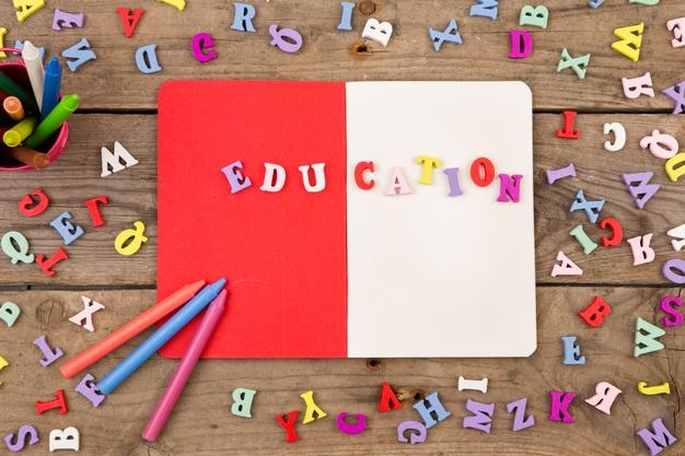 École Sertie D'inscription Du Bloc-notes De Lettres En Bois De L'éducation Et Des Crayons Sur Une Table En Bois Marron