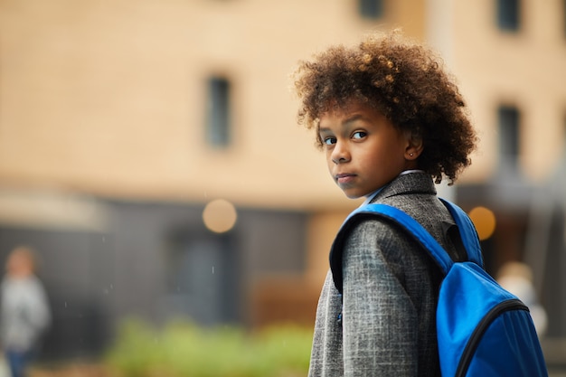 Photo Écolier africain avec sac à dos à l'extérieur