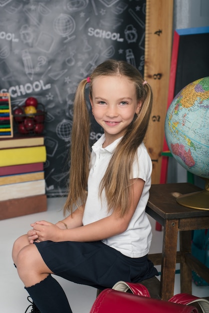 Un écolier assis en uniforme est de retour à l'école