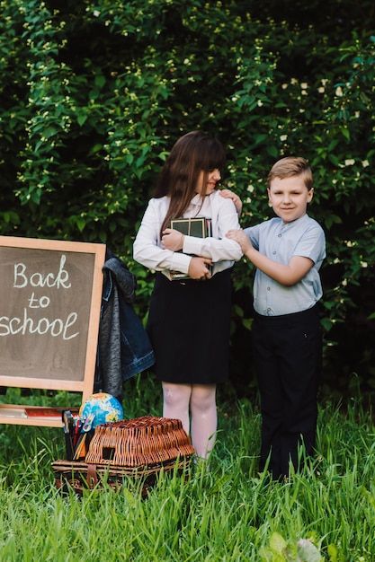 Un écolier et une écolière vont à l'école