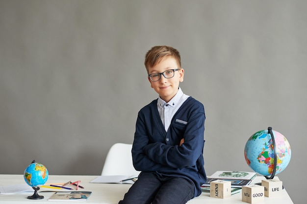 écolier enfant en classe