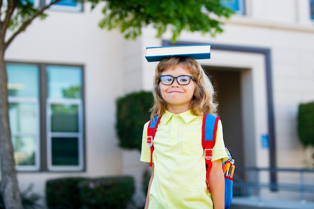 Écolier excité avec un livre à l'école