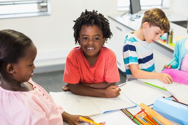 Photo Écolier heureux en classe