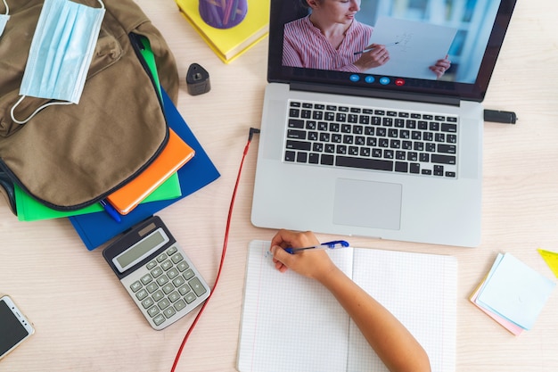 Photo Écolier en vidéoconférence avec un enseignant sur un ordinateur portable