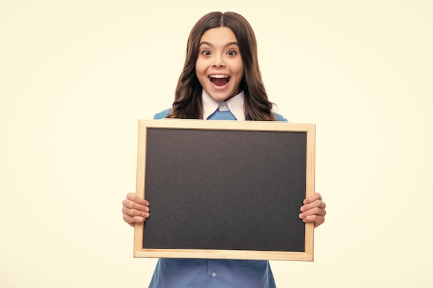 Une écolière adolescente tient un tableau noir Publicité pour enfants Retour à l'école