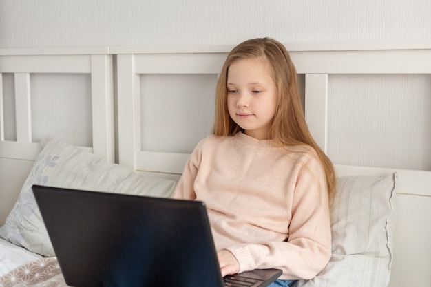 Écolière à L'aide D'un Ordinateur Portable à La Maison. Enseignement à Distance, Enseignement En Ligne, Enseignement à Domicile, Concept De Quarantaine