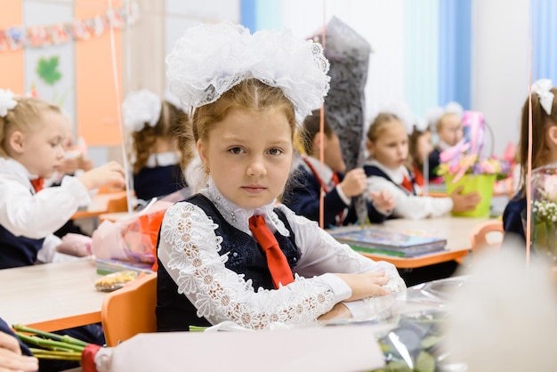 Une écolière en classe e pour la première fois