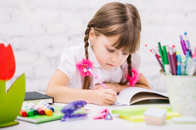 Une écolière diligente faisant ses devoirs