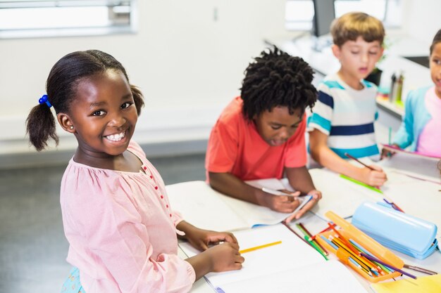 Photo Écolière heureuse en classe