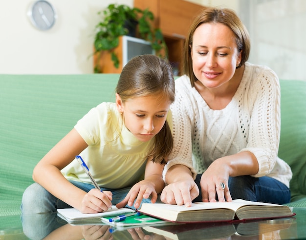 écolière et mère à faire ses devoirs