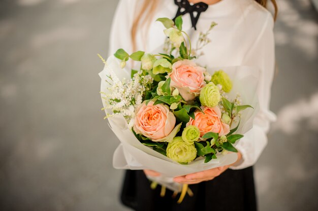 Écolière Tenant Un Petit Bouquet De Fleurs