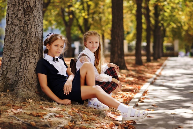 Photo Écolières après l'école se détendre dans le parc