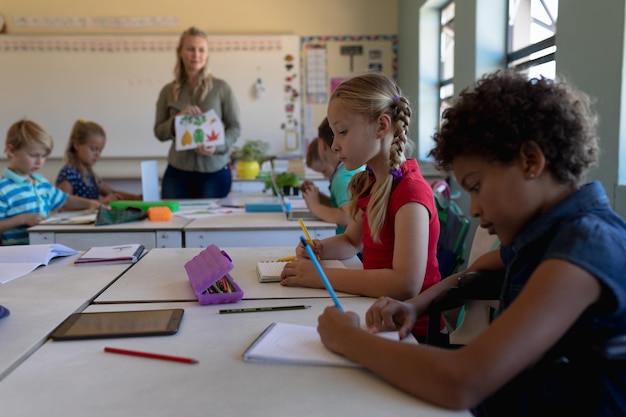 Écolières assises à un bureau dans une classe d'école primaire