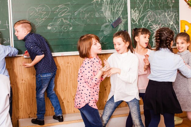 Les écolières de la classe discutent de leurs problèmes lors d'une pause