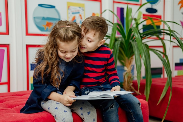 Les écoliers de la bibliothèque lisent des livres, font leurs devoirs, préparent un projet scolaire pour les leçons