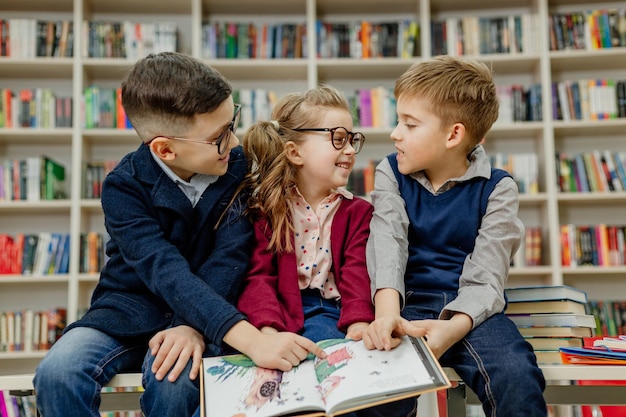 Les écoliers de la bibliothèque lisent des livres, font leurs devoirs, se préparent pour les cours