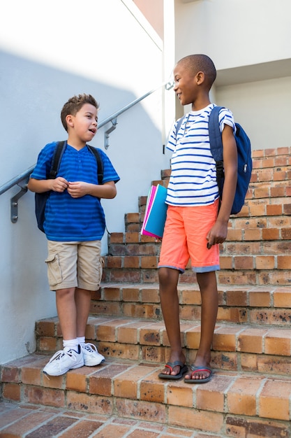 Photo Écoliers, debout, escalier, école