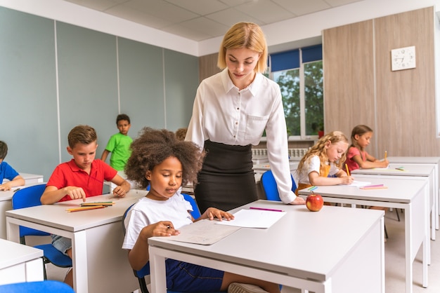 Des écoliers enjoués profitant du temps scolaire et des cours avec l'enseignant et les camarades de classe