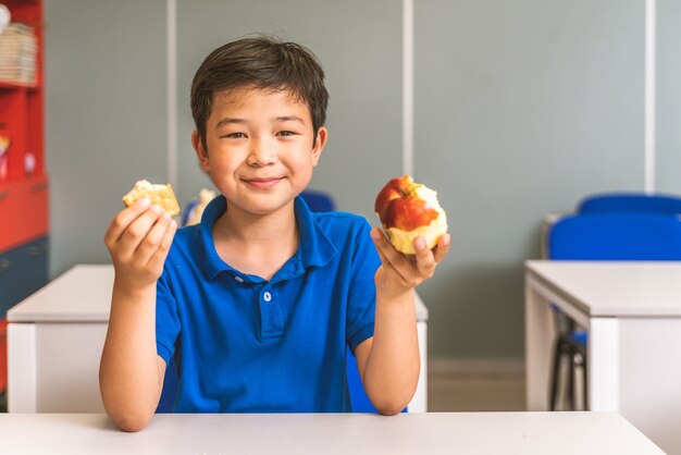 Des écoliers enjoués profitant du temps scolaire et des cours avec l'enseignant et les camarades de classe