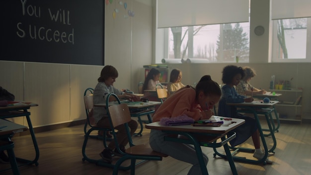 Des écoliers étudiant dans une classe scolaire Des élèves effectuant des travaux de classe dans l'auditorium