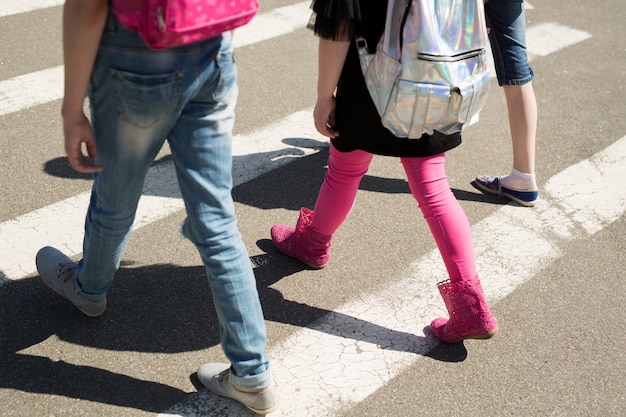 Les écoliers traversant la route sur le chemin de l'école