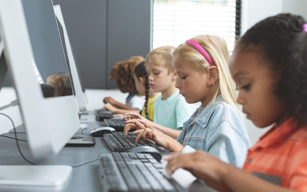 Écoliers utilisant un ordinateur à l'école