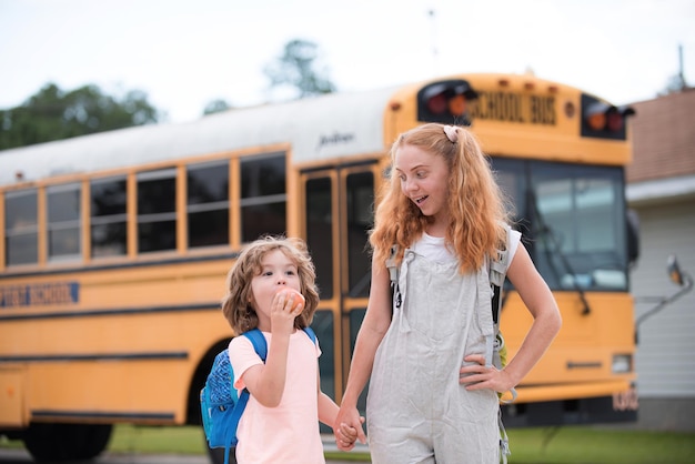 Les écoliers vont à l'école en bus