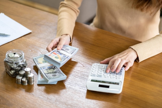 Économiser de l'argent Businesswoman Accountant vérifier les affaires en croissance et économiser de l'argent en empilant des pièces avec la calculatrice Concept de comptabilité