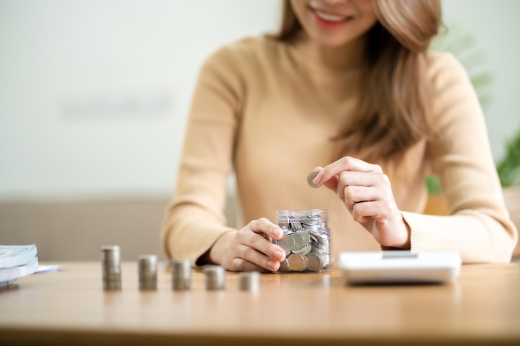 Photo économiser de l'argent businesswoman accountant vérifier les affaires en croissance et économiser de l'argent en empilant des pièces avec la calculatrice concept de comptabilité