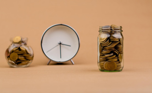économiser de l'argent et du temps dans un bocal en verre Économiser de l'argent crée l'avenir Économies d'investissement