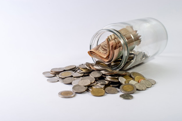 Économiser de l'argent, économiser de l'argent pour l'avenir avant la vie. Et argent sur fond blanc